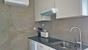 Coffee/tea maker, fridge, microwave, stovetop - Apartamento Klandestina - Ole Solutions (Conil de la Frontera)