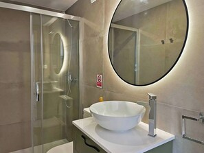 Dusj, hårføner, håndklær og sjampo