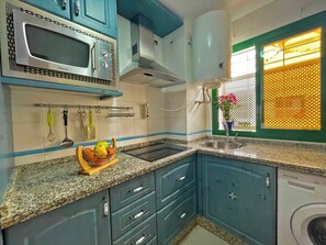 Geladeira, micro-ondas, cafeteira/chaleira, chaleira elétrica