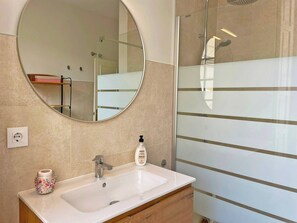 Dusche, Haartrockner, Handtücher, Seife