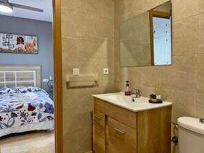 Dusj, hårføner, håndklær og såpe