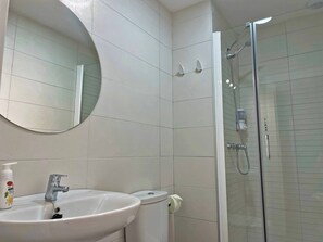 Ducha, secador de pelo, toallas y jabón