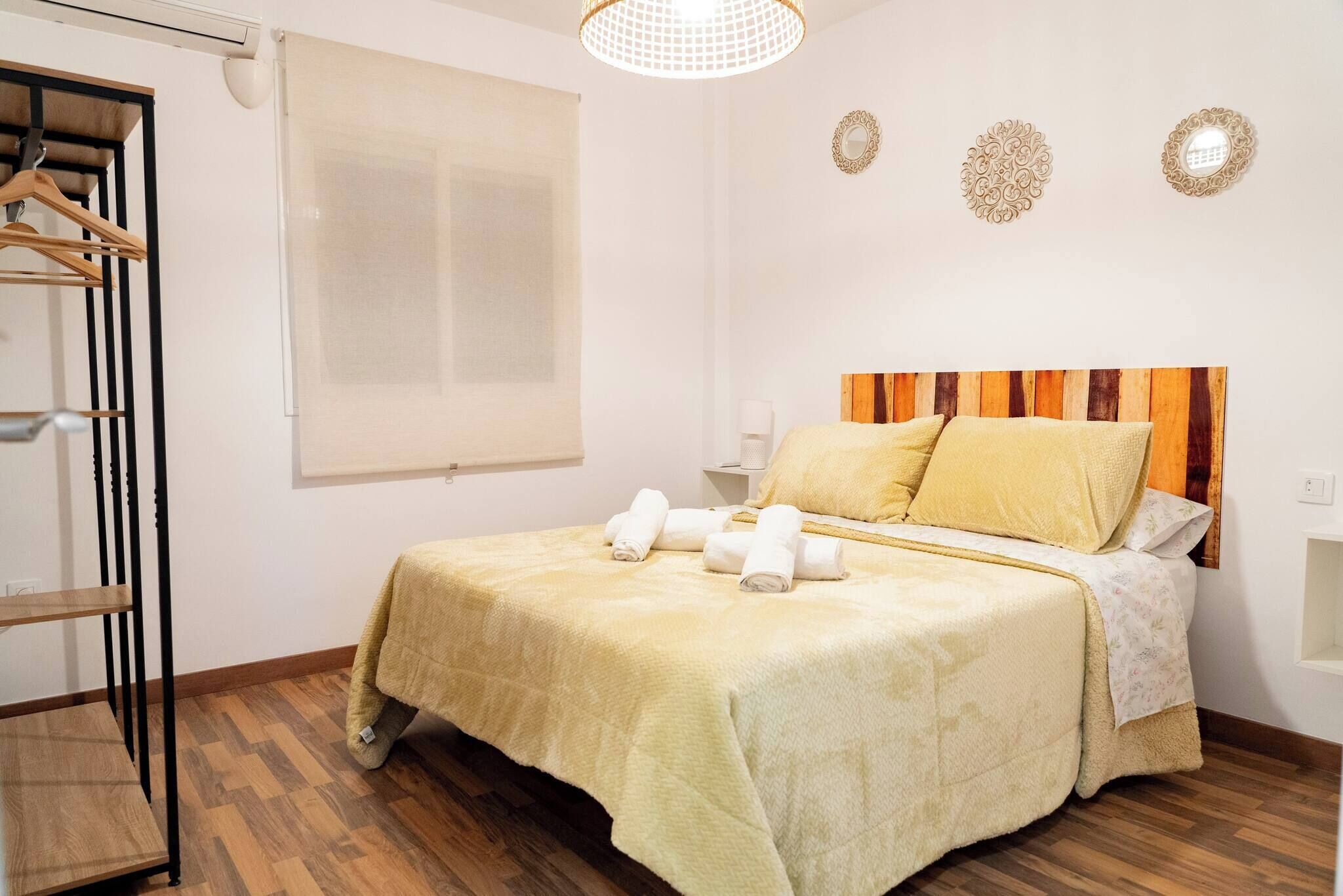 3 slaapkamers, een strijkplank/strijkijzer, reisbedje, gratis wifi