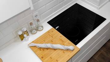 Frigorífico, microondas, horno y placa de cocina