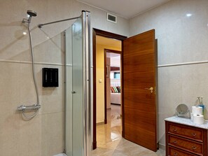 Douche, sèche-cheveux, serviettes fournies, savon
