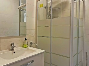 Shower, hair dryer, towels, soap - Apartamento Alván - Ole Solutions (Jerez de la Frontera)