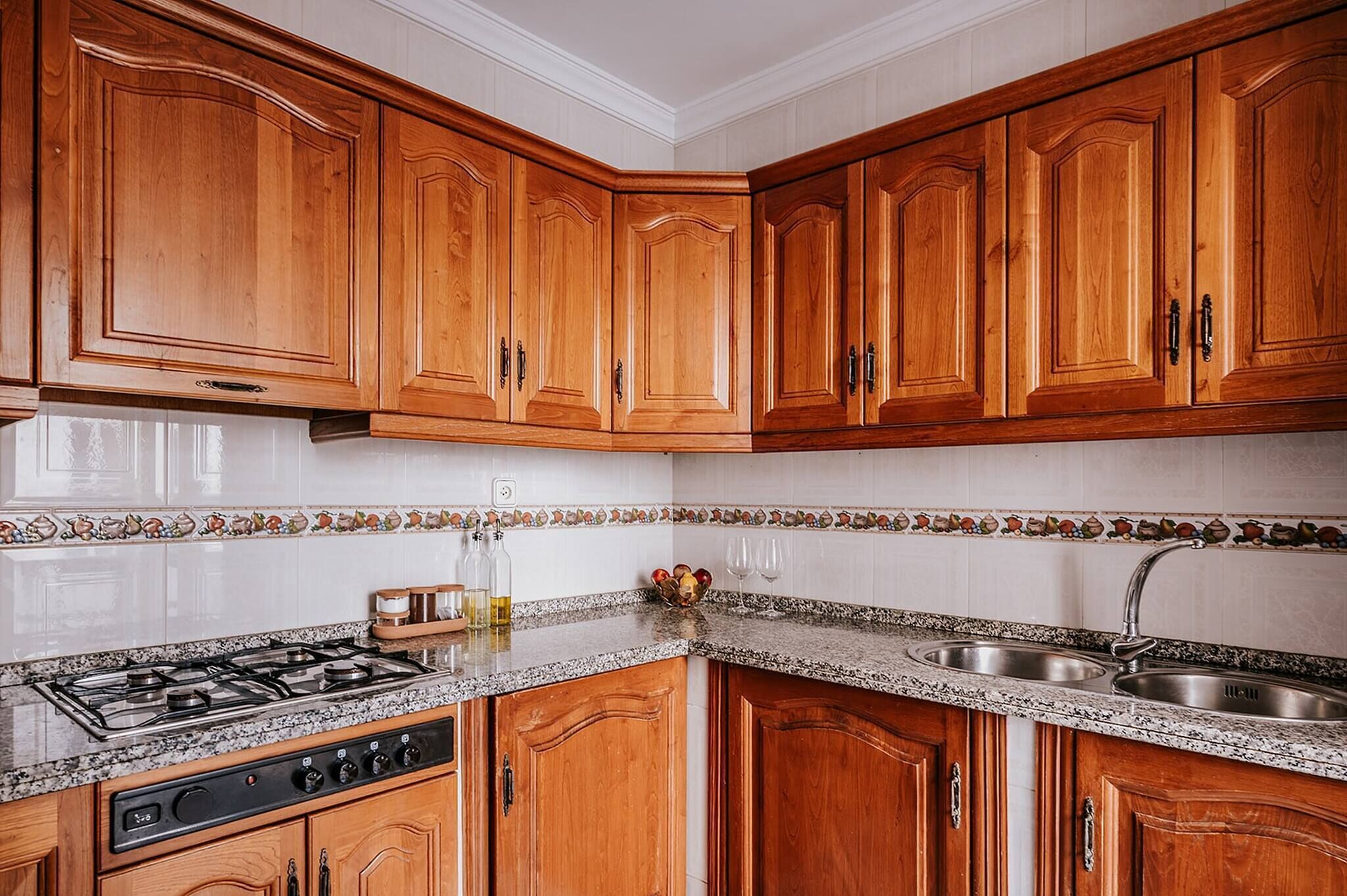 Frigorífico, microondas, placa de cocina y cafetera o tetera