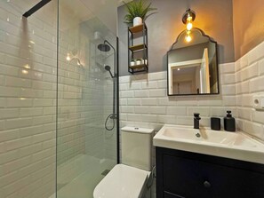 Shower, hair dryer, towels, soap - Apartamento Intramuros - Ole Solutions (Jerez de la Frontera)