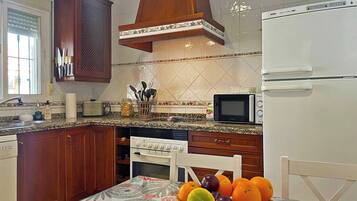 Een koelkast, een magnetron, een oven, een vaatwasser