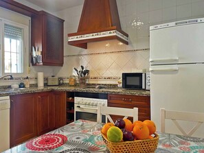 Kühlschrank, Mikrowelle, Ofen, Geschirrspüler