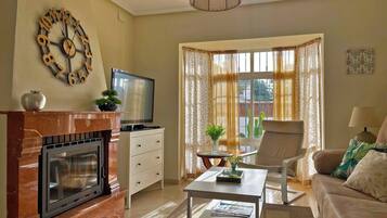 Een televisie en een open haard