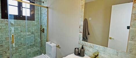 Suihku, hiustenkuivaaja, pyyhkeet, saippua