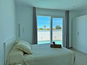 4 bedrooms, iron/ironing board, free WiFi, bed sheets