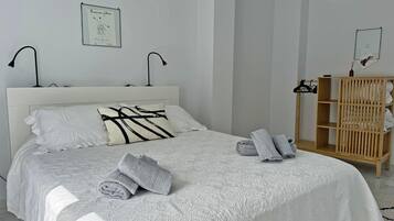 1 slaapkamer, een strijkplank/strijkijzer, gratis wifi, beddengoed