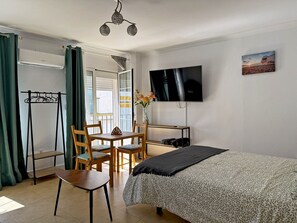 3 chambres, fer et planche à repasser, Wi-Fi gratuit, draps fournis