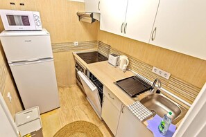 Réfrigérateur, micro-ondes, four, plaque de cuisson