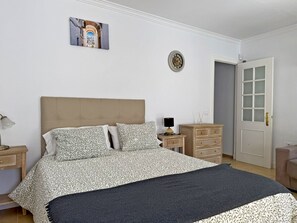 3 bedrooms, iron/ironing board, free WiFi, bed sheets