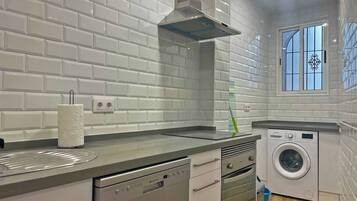 Frigorífico, microondas, horno y placa de cocina