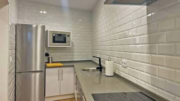 Een koelkast, een microgolfoven, een oven, een kookplaat