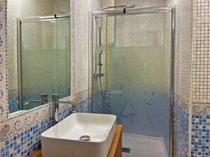 Douche, sèche-cheveux, serviettes fournies, savon