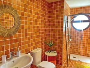 Shower, towels, soap, shampoo - Ronda de la Luz - Ole Solutions (Jerez de la Frontera)