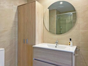 Douche, sèche-cheveux, serviettes fournies, savon