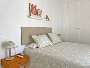 2 makuuhuonetta, silitysrauta/-lauta, ilmainen Wi-Fi, vuodevaatteet