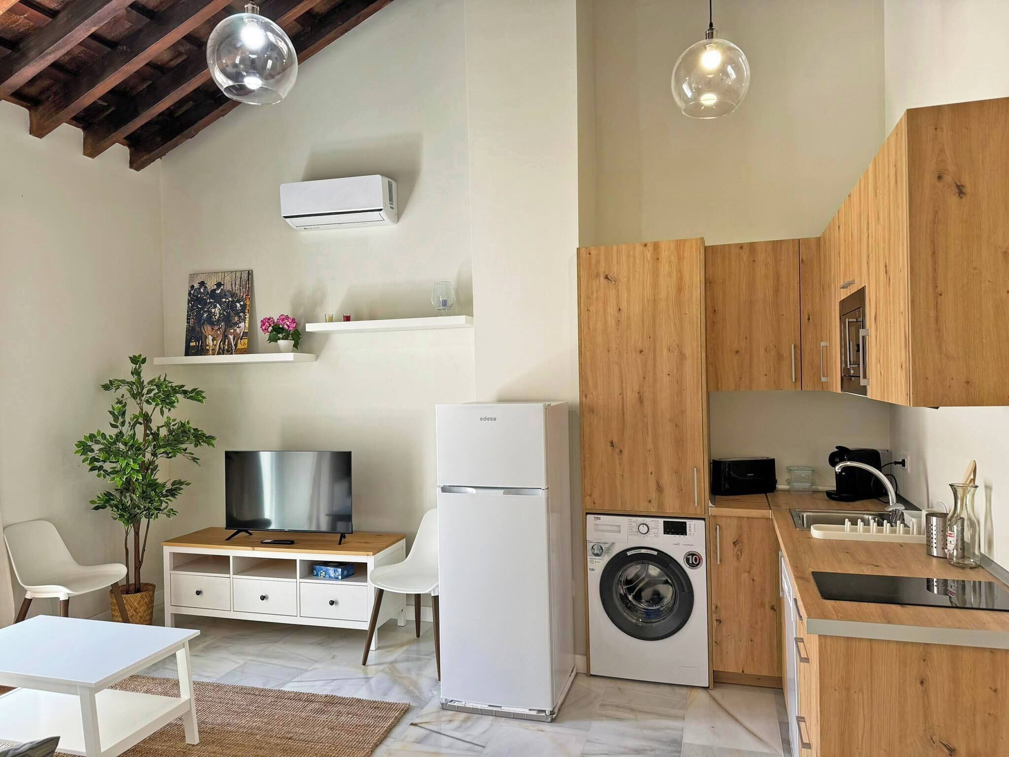 Cafetera y tetera, refrigerador, microondas y parrilla de estufa 