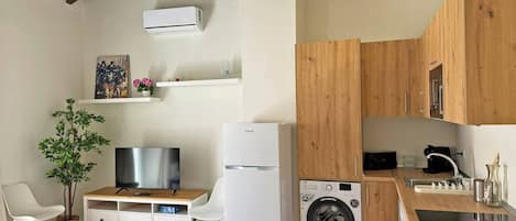 Cafetera y tetera, refrigerador, microondas y parrilla de estufa