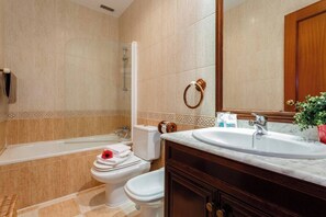 Douche, sĂšche-cheveux, serviettes fournies, savon