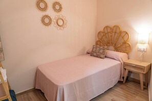 2 habitaciones, tabla de planchar con plancha y cuna de viaje 