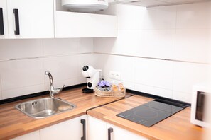 Fridge, microwave, stovetop, coffee/tea maker