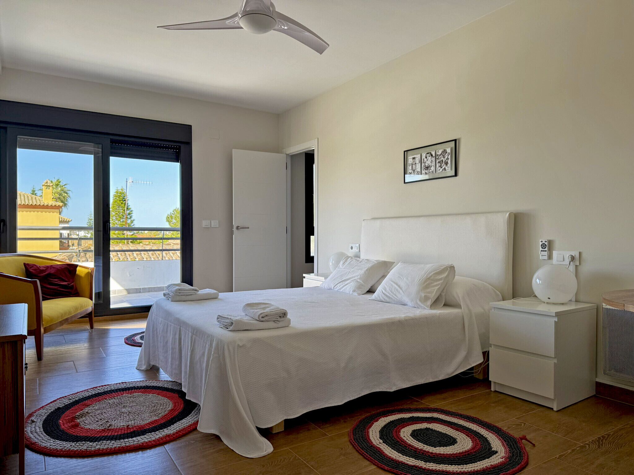 4 slaapkamers, een strijkplank/strijkijzer, gratis wifi, beddengoed