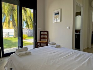 4 bedrooms, iron/ironing board, free WiFi, bed sheets