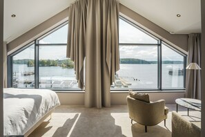 Deluxe suite | Luxe beddengoed, pillowtop-bedden, een minibar, een kluis op de kamer