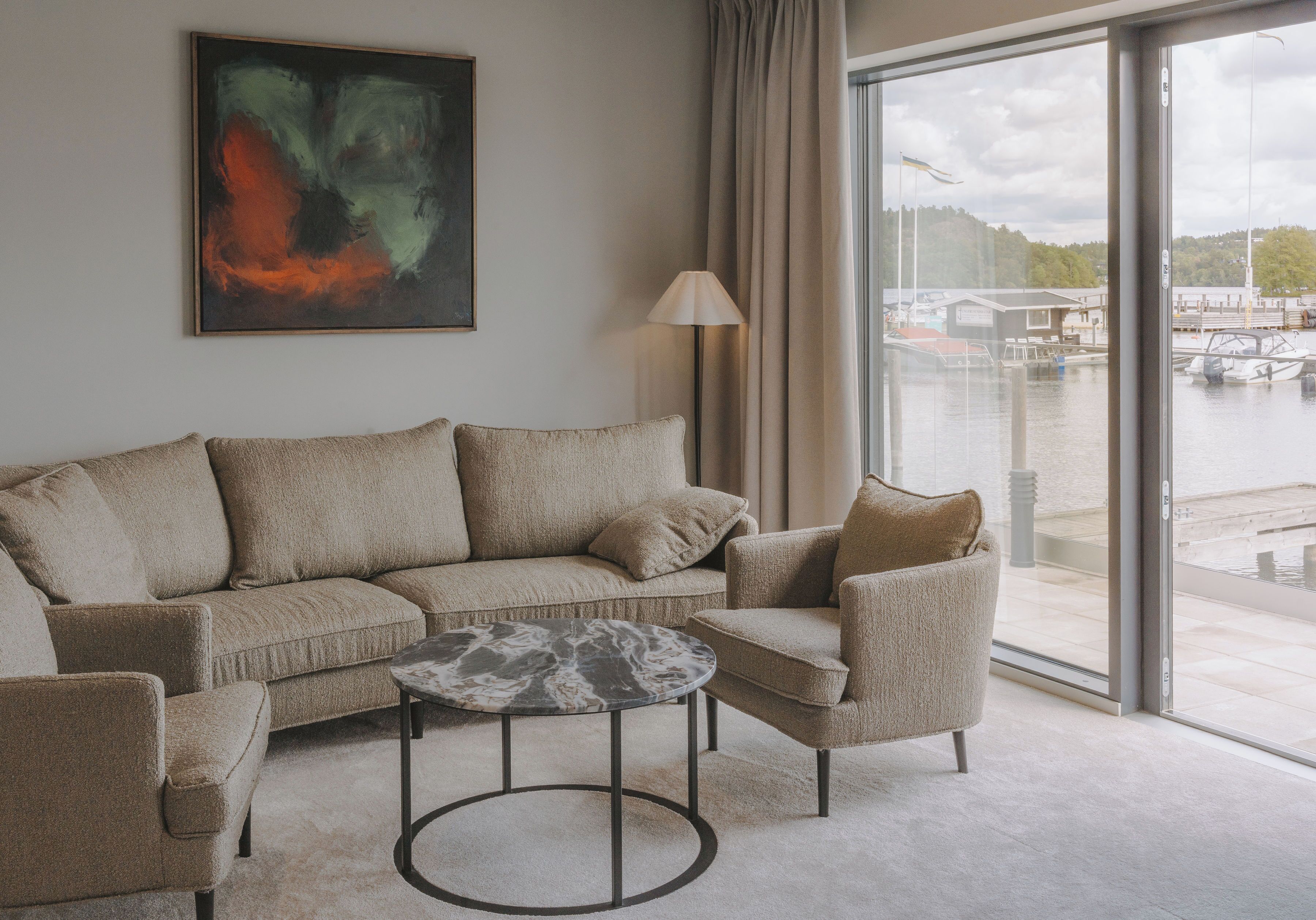 Premium Suite | Oppholdsområde | En 50-tommers Flatskjerm-TV med kabel-kanaler samt oppvarmet gulv