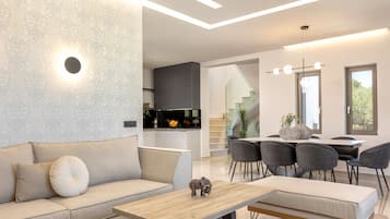Villa Confort, balcón | Zona de estar | Una televisión de pantalla plana, una chimenea