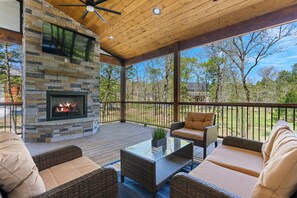 Property grounds - Summer of 69-Honeymoon Cabin/Hot Tub/Location (Broken Bow)