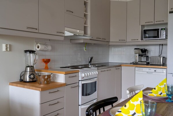 Køleskab, mikrobølgeovn, ovn, kogeplade