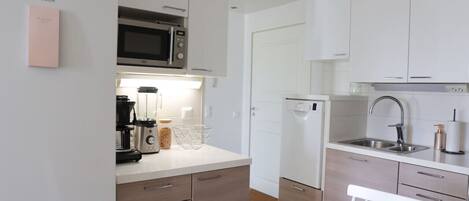 Jääkaappi, mikroaaltouuni, uuni, liesi