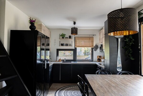 Frigorifero, microonde, forno, piano cottura