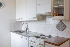 Réfrigérateur, four à micro-ondes, un four, surface de cuisson