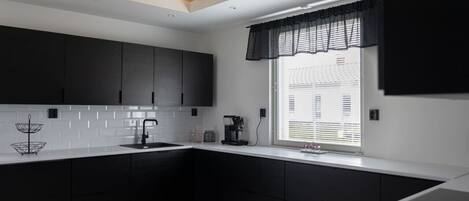 Jääkaappi, mikroaaltouuni, uuni, liesi