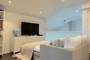 5 bedrooms, free WiFi, bed sheets