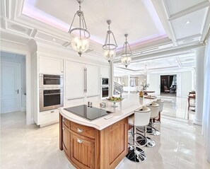 Fridge, microwave, oven, dishwasher - Exceptional Villa in Cannes: Swimming pool, Mediterranean views and top-of-the-range services (Vallauris)