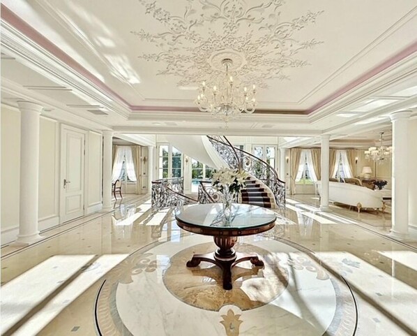 Interior - Exceptional Villa in Cannes: Swimming pool, Mediterranean views and top-of-the-range services (Vallauris)