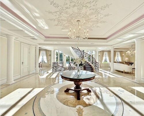 Villa d'Exception à Cannes : Piscine, Vue Méditerranée et Services Haut de Gamme