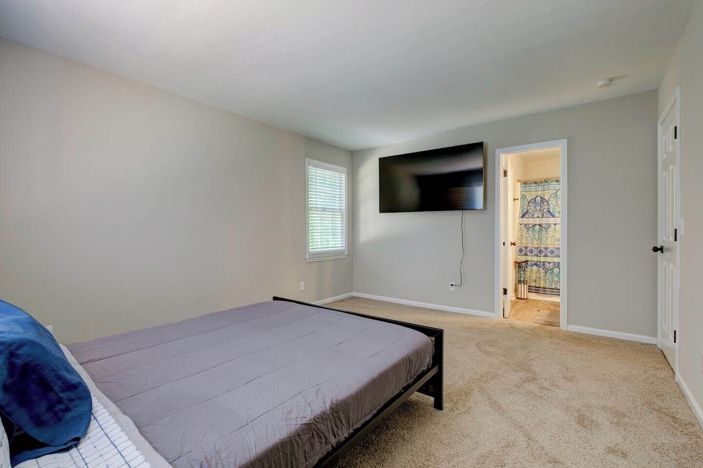 2 bedrooms, iron/ironing board, travel cot, free WiFi