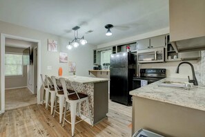 冷蔵庫、電子レンジ、オーブン、コンロ