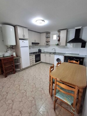 Mikrowelle, Ofen, Herdplatte, Wasserkocher mit Kaffee-/Teezubehör